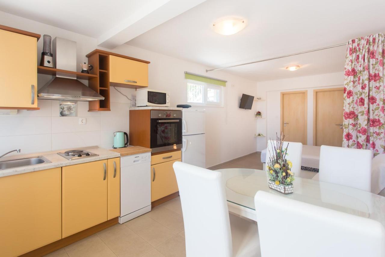 Apartments Bandic - 30 Meters To The Beach Trogir Buitenkant foto